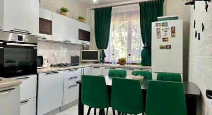 Продам квартиру 4-х комнатную с общей площадью 82.1м2, 3/10 эт., на улице Брестская, г. Оренбург, Оренбургская обл., Россия, агентство Бюро недвижимости Быстровой. Фотография №1