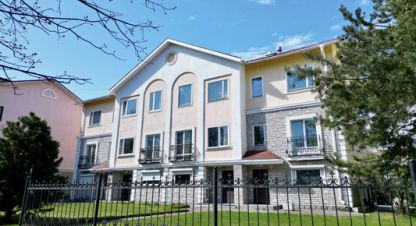 Продам коттедж/дачу 5-ти комнатную с общей площадью 253.4м2, на улице Еремеева (центр) ул, г. Петрозаводск, Карелия респ., Россия, агентство Интернет-партнер. Фотография №1