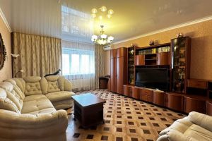 Продам квартиру 3-х комнатную с общей площадью 85м2, 9/10 эт., на улице Ноябрьская, Промышленный район, г. Оренбург, Оренбургская обл., Россия, агентство Бюро недвижимости Быстровой