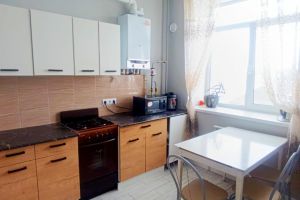 Продам квартиру 2-х комнатную с общей площадью 48.6м2, 2/3 эт., на улице 65 лет победы, г. Посёлок ленина, Оренбургская обл., Россия, агентство Бюро недвижимости Быстровой