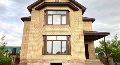 Продам дом 3-х комнатный с общей площадью 180м2, на улице Дорожная, г. Южный урал, Оренбургская обл., Россия, агентство Бюро недвижимости Быстровой. Фотография №1