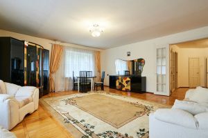 Продам квартиру 3-х комнатную с общей площадью 164.6м2, 2/5 эт., на улице Жуковского, г. Кисловодск, Ставропольский край, Россия, агентство Сервис по недвижимости ИМЛС