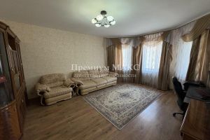 Продам квартиру 2-х комнатную с общей площадью 89м2, 6/12 эт., на улице Омская, г. Нижневартовск, Ханты-Мансийский авт. окр., Россия, агентство Премиум Макс