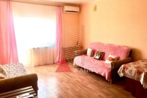Продам квартиру 1 комнатную с общей площадью 34м2, 2/3 эт., на улице Первомайская, г. Южный  (п придорожный), Крым авт. респ., Россия, агентство Альфа Недвижимость