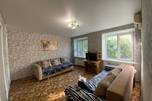 Продам квартиру 2-х комнатную с общей площадью 41.4м2, 5/5 эт., на улице Тренева, г. Астрахань, Астраханская обл., Россия, агентство АН Доверие