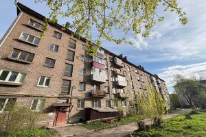 Продам квартиру 2-х комнатную с общей площадью 42.8м2, 5/5 эт., на улице Устюженская, г. Череповец, Вологодская обл., Россия, агентство Самолет Плюс I Череповец