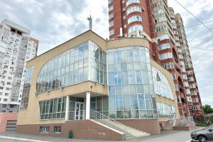 Сдам офисное помещение с общей площадью 377м2, на улице Комсомольская, г. Оренбург, Оренбургская обл., Россия, агентство Бюро недвижимости Быстровой