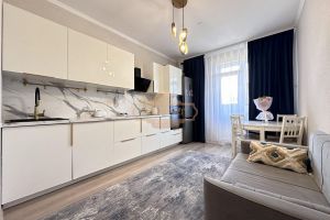 Продам квартиру 2-х комнатную с общей площадью 58.3м2, 3/8 эт., на улице Ясная, г. Ской посёлок янино-1, Ленинградская обл., Россия, агентство Адресат