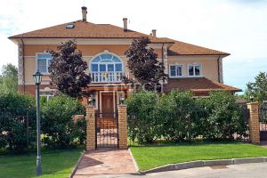 Продам коттедж/дачу 39-ти комнатную с общей площадью 750м2, г. Кп гринвич, Московская обл., Россия, агентство МГСН - Московская городская служба недвижимости
