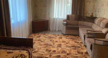 Сдам квартиру 3-х комнатную с общей площадью 60м2, 1/1 эт., на улице Захарова, г. Гуселетово, Алтайский край, Россия, агентство JCat. Фотография №1