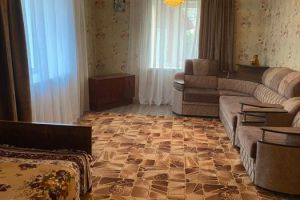 Сдам квартиру 3-х комнатную с общей площадью 60м2, 1/1 эт., на улице Захарова, г. Гуселетово, Алтайский край, Россия, агентство JCat