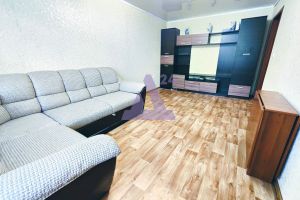 Продам квартиру 2-х комнатную с общей площадью 44м2, 3/5 эт., на улице Чеглецова, Октябрьский район, г. Барнаул, Алтайский край, Россия, агентство АН Династия 24