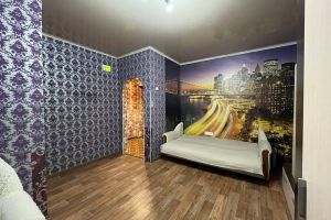 Продам квартиру 2-х комнатную с общей площадью 39.8м2, 1/4 эт., на улице Пр-кт победы, г. Оренбург, Оренбургская обл., Россия, агентство Бюро недвижимости Быстровой