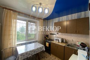 Продам квартиру 1 комнатную с общей площадью 38м2, 2/9 эт., на улице 50-летия победы пр-кт, г. Тутаев, Ярославская обл., Россия, агентство Вектор