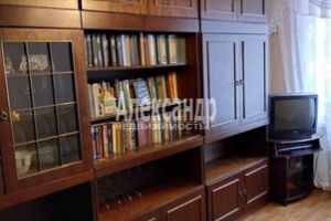 Продам квартиру 3-х комнатную с общей площадью 60.1м2, 3/5 эт., на улице Набережная ул, г. Кировск, Ленинградская обл., Россия, агентство Интернет-партнер