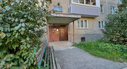 Продам квартиру 2-х комнатную с общей площадью 52.6м2, 4/5 эт., на улице Монтажников ул, Дзержинский район, г. Нижний Тагил, Свердловская обл., Россия, агентство Интернет-партнер. Фотография №1