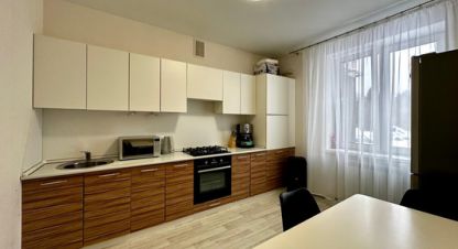 Продам квартиру 2-х комнатную с общей площадью 53.5м2, 1/3 эт., на улице Садаковская ул, Октябрьский пр-кт. район, г. Киров, Кировская обл., Россия, агентство Интернет-партнер. Фотография №1