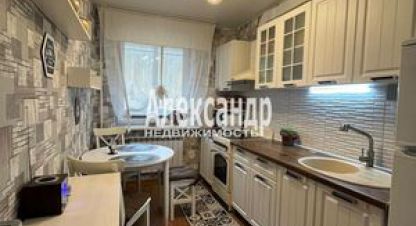 Продам квартиру 2-х комнатную с общей площадью 49.4м2, 3/5 эт., на улице Советская, г. Лахденпохья, Карелия респ., Россия, агентство Интернет-партнер. Фотография №1