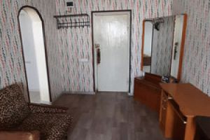 Продам квартиру 1 комнатную с общей площадью 32м2, 4/5 эт., на улице Кузнецова ул, г. Саки , Крым авт. респ., Россия, агентство Интернет-партнер