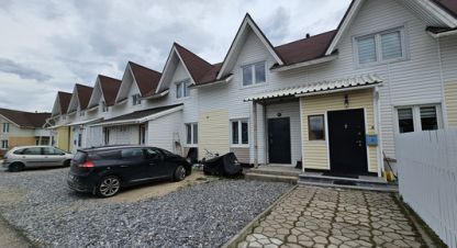 Продам квартиру 3-х комнатную с общей площадью 77.4м2, 1/2 эт., на улице Парковая ул, г. Костомукша, Карелия респ., Россия, агентство Интернет-партнер. Фотография №1