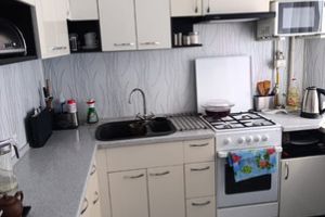 Продам квартиру 2-х комнатную с общей площадью 43.6м2, 4/5 эт., на улице Героев-североморцев пр-кт, Ленинский район, г. Мурманск, Мурманская обл., Россия, агентство Интернет-партнер
