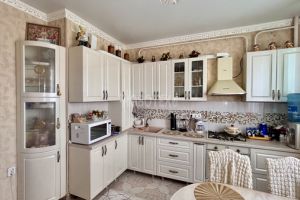Продам квартиру 2-х комнатную с общей площадью 53м2, 4/9 эт., на улице Маршала жукова, г. Крымское, Крым авт. респ., Россия, агентство Интернет-партнер