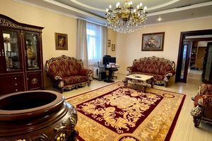 Сдам дом 6-ти комнатный с общей площадью 375м2, на улице Автономных республик ул, Юго-западный район, г. Екатеринбург, Свердловская обл., Россия, агентство Интернет-партнер