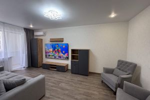Продам квартиру 2-х комнатную с общей площадью 50.5м2, 5/10 эт., на улице 15-й микро, Октябрьский район, г. Липецк, Липецкая обл., Россия, агентство JCat