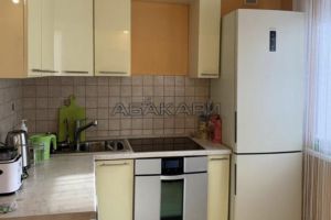Сдам квартиру 3-х комнатную с общей площадью 60м2, 1/5 эт., на улице Академика вавилова, Кировский район, г. Красноярск, Красноярский край, Россия, агентство АБАКАРИ-Недвижимость