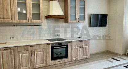 Сдам квартиру 2-х комнатную с общей площадью 72м2, 9/17 эт., на улице Братьев Кашириных, Калининский район район, г. Челябинск, Челябинская обл., Россия, агентство 74 метра. Фотография №1