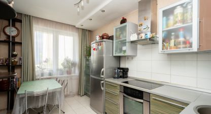 Продам квартиру 2-х комнатную с общей площадью 57.8м2, 1/10 эт., на улице Байкальская ул, Октябрьский район, г. Иркутск, Иркутская обл., Россия, агентство Интернет-партнер. Фотография №1