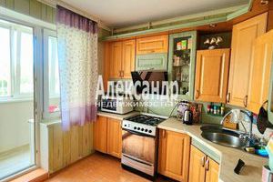 Продам квартиру 2-х комнатную с общей площадью 53.4м2, 3/5 эт., на улице Декабристов бестужевых ул, г. Кириши, Ленинградская обл., Россия, агентство Интернет-партнер
