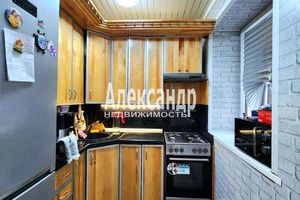 Продам квартиру 3-х комнатную с общей площадью 61.8м2, 1/5 эт., на улице Героев пр-кт, г. Кириши, Ленинградская обл., Россия, агентство Интернет-партнер
