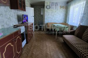 Продам квартиру 2-х комнатную с общей площадью 70м2, 2/2 эт., на улице Гладкова, г. Арзамас, Нижегородская обл., Россия, агентство Вотчина