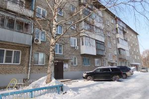 Продам квартиру 3-х комнатную с общей площадью 60.5м2, 1/5 эт., на улице Строительная, г. Обь, Новосибирская обл., Россия, агентство Главное звено