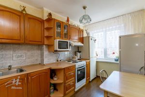 Продам квартиру 2-х комнатную с общей площадью 44м2, 4/9 эт., на улице Шукшина ул, Ленинский район, г. Барнаул, Алтайский край, Россия, агентство Миэль офис в Барануле