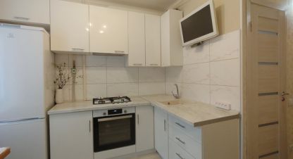 Продам квартиру 2-х комнатную с общей площадью 52.4м2, 2/5 эт., на улице Некрасова, Ленинградский район, г. Калининград, Калининградская обл., Россия, агентство Интернет-партнер. Фотография №1