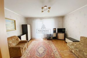 Продам квартиру 1 комнатную с общей площадью 40.1м2, 1/10 эт., на улице Ленина, г. Магнитогорск, Челябинская обл., Россия, агентство РиоЛюкс
