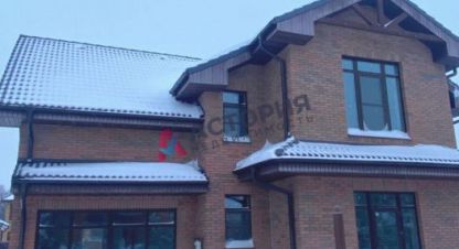 Купить дом 8-ти комнатную, 230 кв. м. Фотография №1 Продам дом 8-ти комнатный с общей площадью 230м2, на улице Солнечный мкр центральный проезд, г. Хопилово, Тульская обл., Россия, агентство АН Астория. Фотография №1