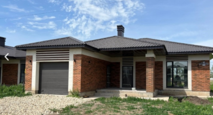 Купить дом 4-х комнатную, 160 кв. м. Фотография №1 Продам дом 4-х комнатный с общей площадью 160м2, на улице Переволоцкая, г. Подгородняя покровка, Оренбургская обл., Россия, агентство ЦН Авега. Фотография №1