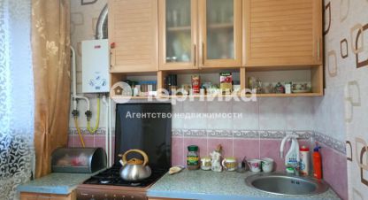 Купить квартиру 3-х комнатную, 61.7 кв. м. Фотография №1 Продам квартиру 3-х комнатную с общей площадью 61.7м2, 5/5 эт., на улице Осташенко, г. Зверево, Ростовская обл., Россия, агентство АН Черника. Фотография №1