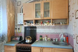 Продам квартиру 3-х комнатную с общей площадью 61.7м2, 5/5 эт., на улице Осташенко, г. Зверево, Ростовская обл., Россия, агентство АН Черника