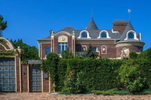 Продам дом 7-ти комнатный с общей площадью 470м2, на улице Калинина, г. Азов, Ростовская обл., Россия, агентство Квартал Продам дом 7-ти комнатный с общей площадью 470м2, на улице Калинина, г. Азов, Ростовская обл., Россия, агентство Квартал