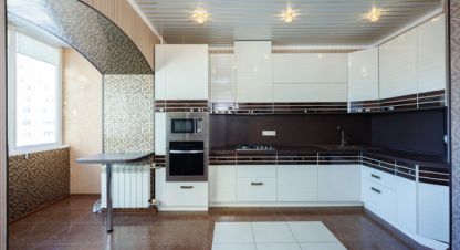 Продам квартиру 2-х комнатную с общей площадью 69.6м2, 6/12 эт., на улице Ромашина ул, г. Рабочий посёлок белые берега, Брянская обл., Россия, агентство Интернет-партнер. Фотография №1