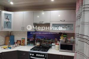 Продам квартиру 2-х комнатную с общей площадью 52.7м2, 5/5 эт., на улице Радио, г. Новошахтинск, Ростовская обл., Россия, агентство АН Черника