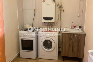 Продам квартиру 2-х комнатную с общей площадью 42.5м2, 1/3 эт., на улице Советской конституции, г. Новошахтинск, Ростовская обл., Россия, агентство АН Черника