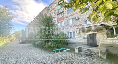 Купить квартиру 1 комнатную, 33.4 кв. м. Фотография №1 Продам квартиру 1 комнатную с общей площадью 33.4м2, 5/5 эт., на улице Юбилейная, г. Черноморский, Краснодарский край, Россия, агентство АН Партнерство. Фотография №1