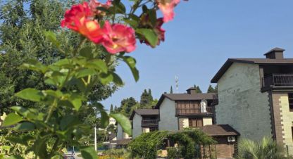 Купить коттедж/дачу 3-х комнатную, 88.6 кв. м. Фотография №1 Продам коттедж/дачу 3-х комнатную с общей площадью 88.6м2, на улице Романтиков, Лазаревский район, г. Сочи, Краснодарский край, Россия, агентство JCat. Фотография №1