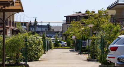 Купить коттедж/дачу 3-х комнатную, 88.1 кв. м. Фотография №1 Продам коттедж/дачу 3-х комнатную с общей площадью 88.1м2, на улице Романтиков, Лазаревский район, г. Сочи, Краснодарский край, Россия, агентство JCat. Фотография №1