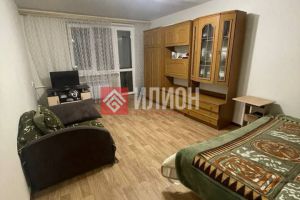 Продам квартиру 1 комнатную с общей площадью 32.2м2, 5/5 эт., на улице Комиссара морозова, г. Штурмовое пос., Крым авт. респ., Россия, агентство Илион